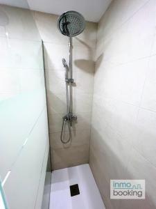 サロウにあるInmoBooking Maresto IIのバスルーム(シャワー、シャワーヘッド付)が備わります。