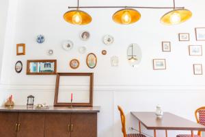 فندق إن 16 في باتومي: غرفة طعام مع مرآة وأطباق على الحائط