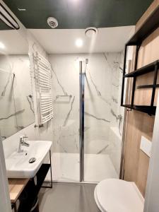 W łazience znajduje się prysznic, umywalka i toaleta. w obiekcie Wilanów Residence Apartments w Warszawie