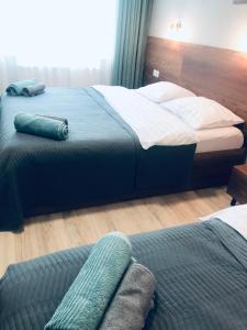 two beds in a hotel room with at Fortuna Cottage Bakuriani in Bakuriani