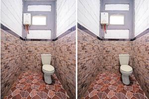 Dos fotos de un baño con dos aseos. en SPOT ON 91085 Griya Estu Wening, en Sleman