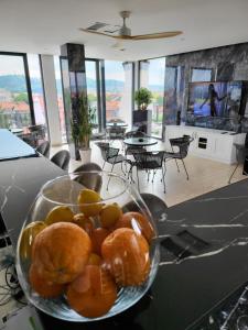 miskę jedzenia siedzącą na stole w pokoju w obiekcie Sky apartmani & spa w mieście Leskovac