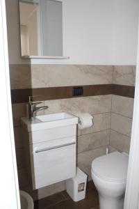 y baño con lavabo blanco y aseo. en B&B Civico 6 Galatro, en Galatro