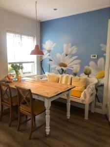 een woonkamer met een tafel en een bank bij Appartement 4 Seasons Katwijk aan Zee in Katwijk aan Zee