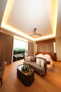 Habitación de hotel con cama, sofá y cama en Grand Silver Ray en Ratnapura