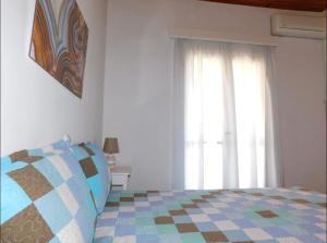 una camera con letto e finestra di Nirvana Guest House a Vasilítsion