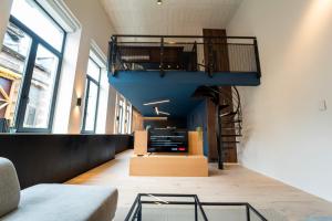 ein Wohnzimmer mit einer Treppe in einem Gebäude in der Unterkunft Atypique LOFT Mons City Center in Mons