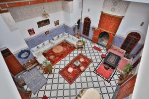 una vista aérea de una sala de estar con chimenea en Riad Dar Jeanne en Fez