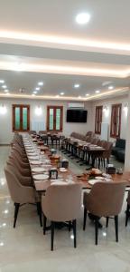 トラブゾンにあるGÖRNEK TABİAT PARKIのテーブルと椅子、薄型テレビが備わる広い客室です。
