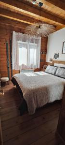 1 dormitorio con cama y ventana en EL RACONET D'INCLES - Peu del Riu 109 - Vall d'Incles - Soldeu, en Incles