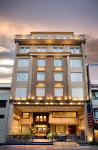 un grand bâtiment avec un hôtel dans l'établissement Country Inn Hall of Heritage Amritsar, à Amritsar