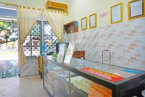 OYO 91411 Putih Mulia Homestay Syariah في Lumajang: متجر به كونتر زجاجي في متجر