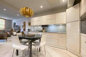 a kitchen and dining room with a table and chairs at Charming 2-Bed Apt with 2 bathtub central London in London