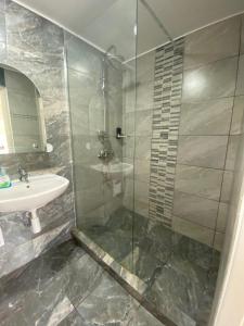 什圖羅沃的住宿－ubytovanie OPÁL，一间带玻璃淋浴和水槽的浴室
