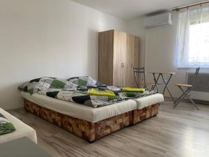 sypialnia z łóżkiem w pokoju w obiekcie ubytovanie OPÁL w Štúrovie