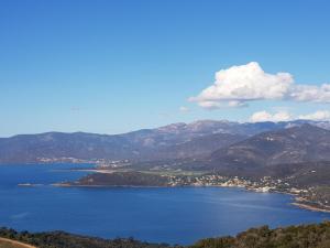 a view of a large body of water with mountains at Résidence Roc e Mare in Tiuccia