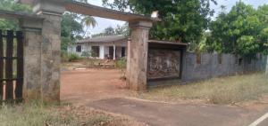 阿努拉德普勒的住宿－Holiday Home Anuradapura，一座古老的建筑,旁边是壁画