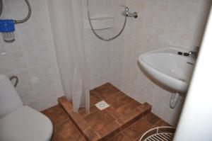 y baño con ducha y lavamanos. en ubytovanie OPÁL en Štúrovo