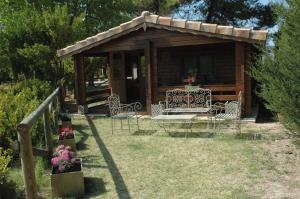 a cabin with a table and chairs in the yard at Albergue Ull de Canals in Banyeres de Mariola