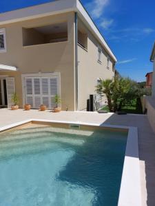 Bazén v ubytování Seashells Apartments Tribunj nebo v jeho okolí