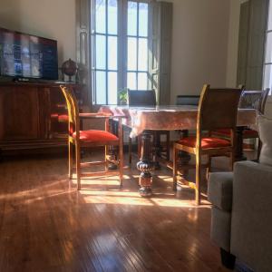 - un salon avec une table et des chaises en bois dans l'établissement Alem Colonial, à Mendoza