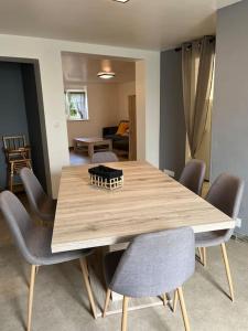 une table en bois avec des chaises et une salle à manger dans l'établissement L'appart du RIED, à Heidolsheim