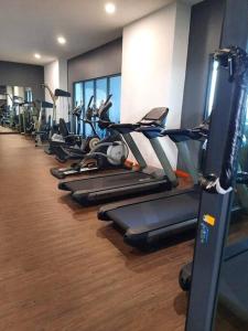 The fitness centre and/or fitness facilities at Hidayah Homestay near UKM and KTM station with high speed wifi - pool & river view