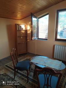 um quarto com uma mesa e cadeiras e uma janela em Apartman Mickey em Sarajevo
