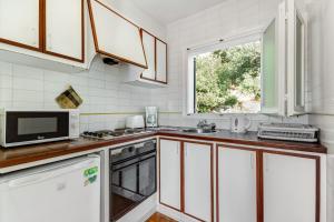 Apartamentos Encanto Del Mar的厨房或小厨房