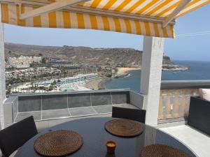a balcony with a table and a view of the ocean at Monsenor in Playa del Cura