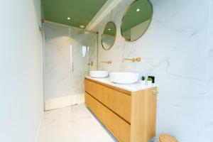 bagno con 2 lavandini e doccia di Green Appart - A&B Best Quality - Mons City Center a Mons
