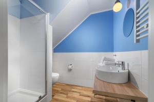 a bathroom with a sink and a shower at Statki Na Niebie in Rowy +14 photos