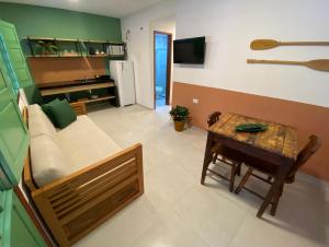 uma sala de estar com um sofá e uma mesa em Chalés Praias do Sul em Porto de Galinhas