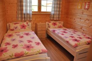 a room with two beds in a log cabin at Ferienhaus Altmann 1 in Sankt Magdalena