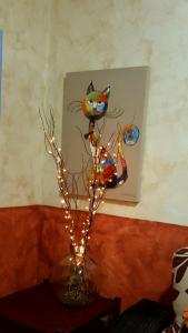 een vaas met verlichting op een tafel met een kattenschilderij bij Casapancho 1 y 2 - Casa Rural - Fasnia - Tenerife in Fasnia