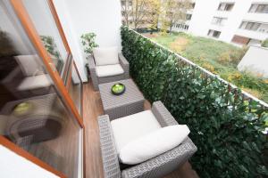 einen Balkon mit 2 Stühlen und einem Tisch in der Unterkunft Deluxe Apartment Vienna in Wien