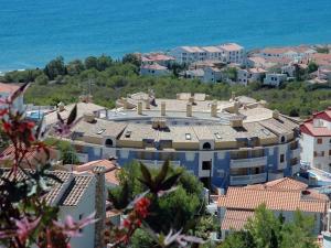 阿爾考斯布里的住宿－Apartamento frente al mar en Alcossebre，背景海景建筑的正面景色