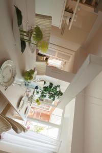 an overhead view of a kitchen with a window and plants at Gustls-Hus, Wohnung 6 in Kellenhusen