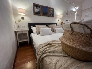 1 dormitorio con 1 cama grande y mesita de noche en La Vigna Dolce di Anna, en Florencia