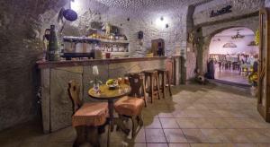 イスキアにあるHotel Villa Cimmentorossoのテーブルと椅子のあるレストラン、バー