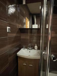 Ένα μπάνιο στο PRZYSTANEK KATOWICE Brynowska 55A