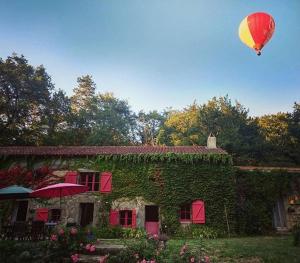 Treize-Vents的住宿－Gîte de la Roche，飞过大楼的热气球