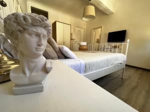 a white bust sitting on a table in a bedroom at La Piccola Maison in Florence