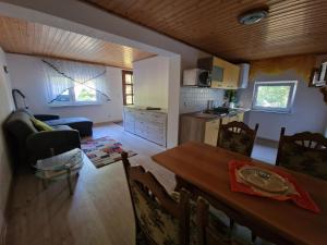 cocina y sala de estar con mesa y sillas en Bungalow in Canow, en Wustrow