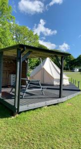 LlangrannogBell tent 1 Glyncoch isaf farm的凉亭,在田野上搭帐篷