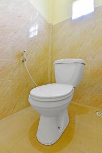 ein Bad mit einem weißen WC in einem Zimmer in der Unterkunft OYO Life 90675 Ld Residence in Ungasan
