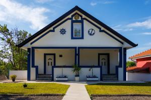 una casa azul y blanco en Vila Peristeron, en Golubac