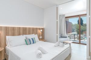 Postel nebo postele na pokoji v ubytování Lazaros Hotel Resort