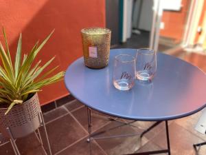 una mesa azul con dos copas de vino. en La Maison d’Alie (Alie’s Home), en Boulogne-sur-Mer