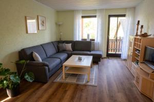 ein Wohnzimmer mit einem Sofa und einem Couchtisch in der Unterkunft Ferienwohnung-Kappl in Tännesberg